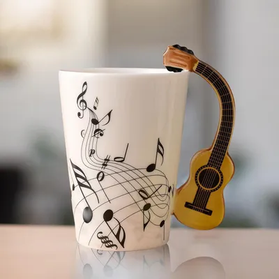 Produktbild von Keramiktasse mit Gitarrenhenkel Musiknoten 250ml