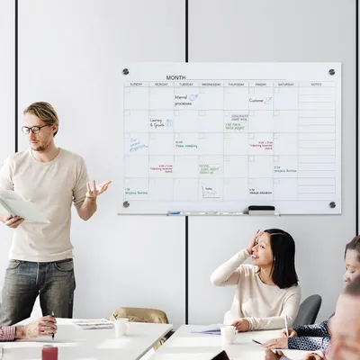 Produktbild von SUGIFT Glas-Whiteboard Kalender, Wandkalender trocken abwischbar, Wochenplaner Monatskalender, Weiß | 90 x 60 cm | Glasplatte rahmenlos | Set mit 4 Stiften