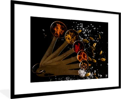 Produktbild von MuchoWow® Gerahmtes Poster Gewürze - Löffel - Salz - Gewürze - Schwarz 90x60 cm - Poster mit Schwarzem Bilderrahmen Wandposter Rahmen Foto Bilder - Wanddekoration - Fotos