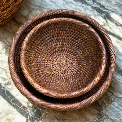 Immagine prodotto di set di 2 ciotole rotonde in rattan, ciotole decorative, cestini per la frutta, cestini per il pane - marrone, intrecciato, fatto a mano (Ø 18 / 24 x H 8 cm)