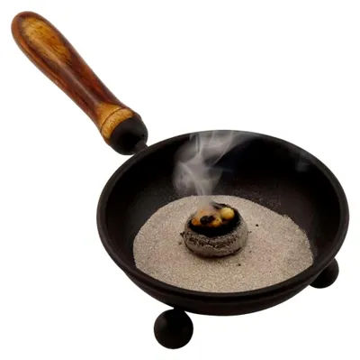Produktbild von Räucherpfanne schwarz mit Holzgriff – Räuchergefäß für Hausreinigung und Energetik – inklusive Räucheranleitung – 26 cm