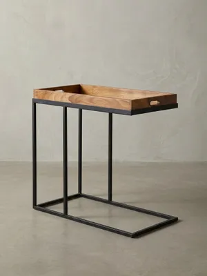 Moderner C-Tisch aus Naturholz und Metall in der Frontalansicht. Der praktische Beistelltisch zeigt seine markante Tablett-Form mit integrierten Griffmulden und schwarzem Gestell._#sku_BARWL5.667#