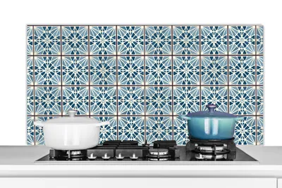 Produktbild von KitchenYeah®  Spritzschutz Küche - Küchenrückwand - Wandschutz für Herd und Spüle - Blau - Muster - Kacheln 120x60 - Alu-Dibond (Alternative zum Spritzschutz aus Glas) - Hitzebeständig - Herdspritzsch