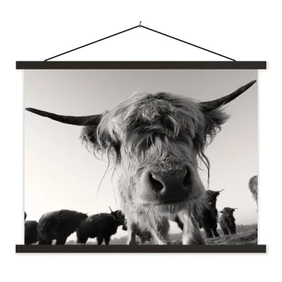 Produktbild von MuchoWow® Textilposter Schottischer Highlander - Schwarz - Weiß - Tiere 120x90 cm mit schwarzem Rahmen - Aufhänger für Poster