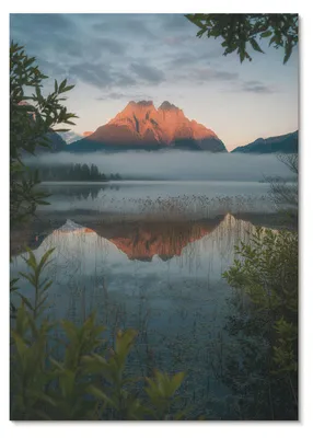 Zdjęcie produktu dla PLAKAT – 42 x 59 cm (A2) – Luna – górski krajobraz odbijający się w mgle nad wodą – dekoracja ścienna do salonu, sypialni i przedpokoju, nowoczesny plakat, bez ramy