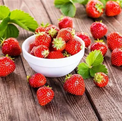 Produktbild von 20 Servietten Fresh Strawberries - Schüssel voller Erdbeeren 33x33cm