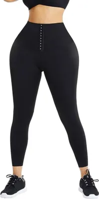 Schwarze High-Waist-Leggings mit Haken- und Ösenverschluss an einer Person, kombiniert mit einem schwarzen Sport-BH und Turnschuhen