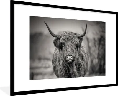 Produktbild von MuchoWow® Gerahmtes Poster Schottischer Highlander - Schwarz und Weiß 90x60 cm - Poster mit Schwarzem Bilderrahmen Wandposter Rahmen Foto Bilder - Wanddekoration - Fotos