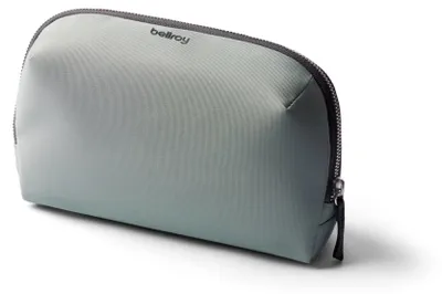 Produktbild von Bellroy Desk Caddy Tech Organizer – Hergestellt aus recycelten Materialien – Erhältlich in verschiedenen Farben – Abmessungen: 150 x 240 x 80 mm – Grün