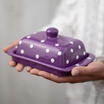 Produktbild von Handbemalte Keramik-Butterdose - Lila und Weiß - Mit Deckel