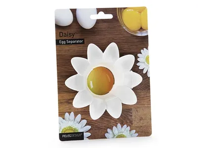 The image shows the packaging of a daisy-shaped egg separator with an egg yolk inside it.
