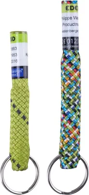 Zwei Schlüsselanhänger aus Seil von Edelrid; einer grün und der andere bunt; mit Metallringen.