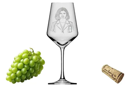 Produktbild von Weinglas Die Ärztin graviert spülmaschinenfest elegantes Design für Weinliebhaber