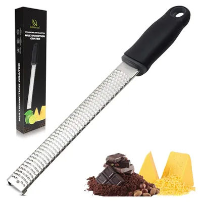 Produktbild von HI NATURE™ Käsereibe Parmesanreibe Zitronenreibe - Lange Handreibe Edelstahl, Zester Reibe für Käse, Ingwer, Knoblauch & Muskat - Feine Küchenreibe mit scharfer Edelstahlklinge, Schutzabdeckung (3 CM)