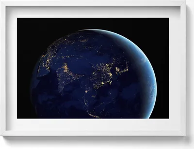 Produktbild von Globus im Weltraum– Wandbild mit Rahmen – Gerahmtes Bild  – Wanddekoration – 70x50 cm –  Weiß Rahmen