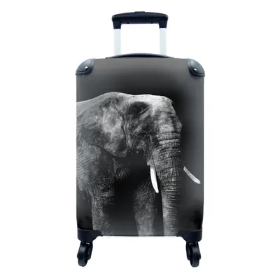 Produktbild von MuchoWow® Koffer Handgepäck Trolley Rollkoffer Kleine Reisekoffer mit 4 Rollen - Elefant vor schwarzem Hintergrund - schwarz und weiß - Cabin Size < 55x40x23 cm & 55x40x20 cm - Fotokoffer - Kabinenkoffer - Boardgepäck - Reise-Box - Reisekoffer - Reisegepäck - Koffer mit Bild - Trolley für Kinder