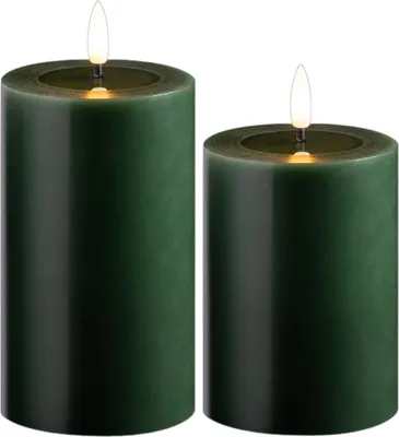 Produktbild von 2er Set Led Kerzen flackernde Flamme mit Echtwachspiegel grün 7,5cm ø 1x 12,5 cm, 1x10 cm Höhe, LED Kerzen mit Timerfunktion, 2 AA Batterien nötig, LED Echtwachs Stumpenkerzen warmweiß