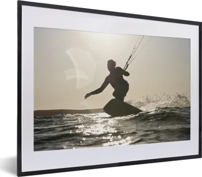 Produktbild von MuchoWow® MuchoWow® Gerahmtes Poster Kitesurfender Mann 40x30 cm - Poster mit zchwarzem Bilderrahmen - Bilderrahmen - Poster im Rahmen