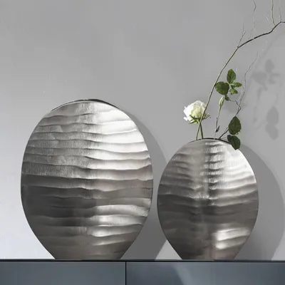 Image de Lot de 2 vases décoratifs FineBuy en aluminium argenté, motif ondulé, vases décoratifs modernes ronds, 2 pièces, pour fleurs, vases de table en aluminium, décoration d'intérieur, décoration de table en métal