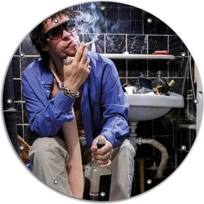 Produktbild von Wallario rundes Outdoor-Poster für Garten oder Balkon, Motiv Kloparty - Sexy Mann auf Toilette mit Zigarette, 90 cm Durchmesser