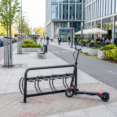 Produktbild von REKORD Kombi-Ständer Pedro für Fahrräder & E-Scooter 170 x 63 x 77 cm Stahl verzinkt & pulverbeschichtet, KI-generiertes Bild