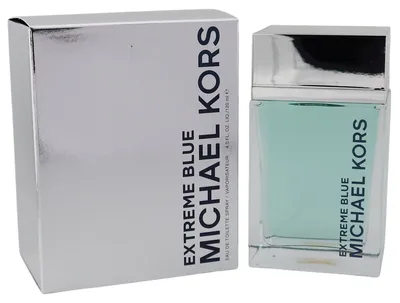 Michael Kors Extreme Blue Eau de Toilette in klarem, rechteckigem Flakon mit silberner Kappe, neben passender silberner Verpackung mit blauer Schrift