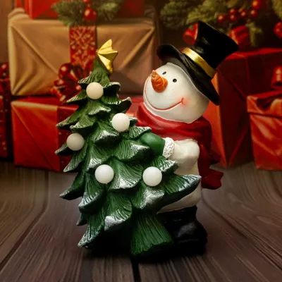 Zdjęcie produktu dla Figurka dekoracyjna bałwanek z choinką 20,5 cm Solis Decor
