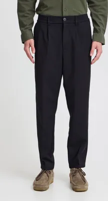 Image de Pantalon chino avec ceinture élastiquée dans une coupe moderne