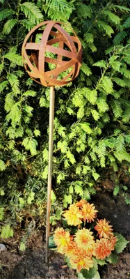Produktbild von Rosenkugel Geflecht 15 cm Cortenstahl mit Stab 80 cm Streifenkugel Geflechtkugel