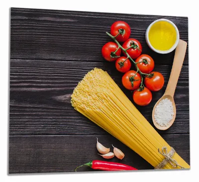 Produktbild von Wallario Herdabdeckplatte aus Glas, Größe 60 x 52 cm 1-teilig, Motiv Italienisches Menü mit Spaghetti, Tomaten, Salz und Chilischoten