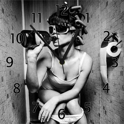 Produktbild von Wallario Design Wanduhr Kloparty - Sexy Frau auf Toilette mit Weinflasche aus Echtglas, Größe 30 x 30 cm