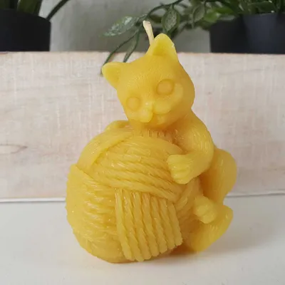 Produktbild von Bienenwachskerze Katzen Kerze auf Wollknäuel 7 cm