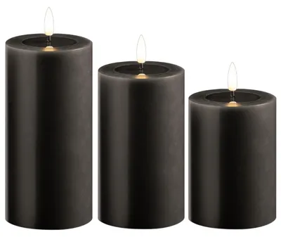 Zdjęcie produktu dla Zestaw 3 sztuk świec LED z imitacją płomienia, z powierzchnią przypominającą prawdziwy wosk, kolor szary. Wymiary: 1 x 15 cm, 1 x 12,5 cm, 1 x 10 cm (wysokość). Świece LED z funkcją timera, wymagają 2 baterii AA. Świece LED imitujące świece stożkowe, wykonane z materiału przypominającego wosk, kolor szary