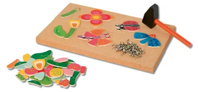 Productafbeelding van Nagelspeelgoed: bloemenweide met kurken plank, hamer, 70 nagels, 60 houten onderdelen