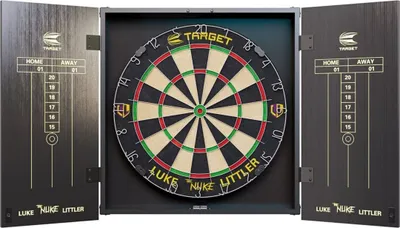 Produktbild von Target Darts Luke Littler Dartboard Kabinett Set mit Sisal Dartscheibe, 6 Steeldarts 17g Messing, Wandmontage, Wurflinie