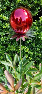 Produktbild von Blütenzauber Milano Rosenkugel 15 cm Edelstahl rot poliert Gartenstecker Deko mit Stab 80 cm