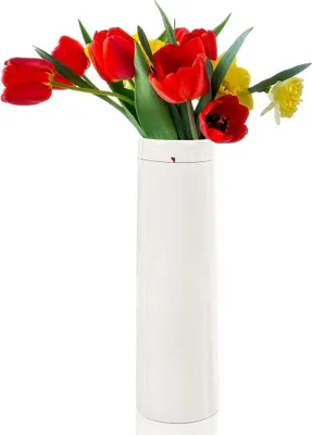 Produktbild von Weiße Keramikvase mit dezentem floralen Herzmotiv