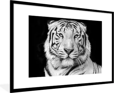 Produktbild von MuchoWow® Gerahmtes Poster Tiger - Schwarz - Weiß - Porträt - Tiere 90x60 cm - Poster mit Schwarzem Bilderrahmen Wandposter Rahmen Foto Bilder - Wanddekoration - Fotos
