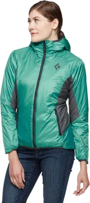Dame trägt den W Vision Hybrid Hoody von Black Diamond in Türkis mit grauen Einsätzen; stehend und zur Seite blickend.
