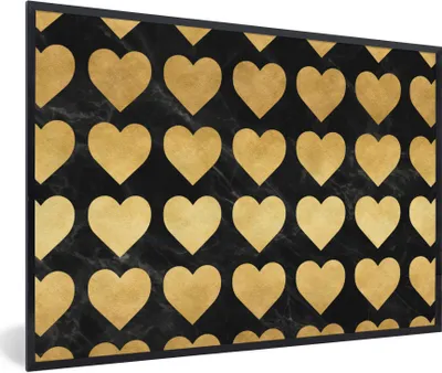 Produktbild von MuchoWow® Gerahmtes Poster Muster - Herz - Gold - Schwarz 30x20 cm - Poster mit Schwarzem Bilderrahmen Wandposter Rahmen Foto Bilder - Kunstdruck - Bild-Poster