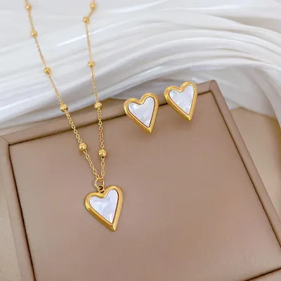 Produktbild von Herzförmiges Schmuckset aus Perlmuttkette und Ohrringen
