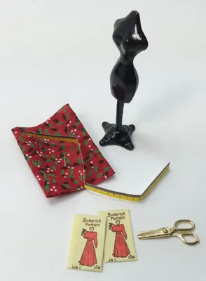 Produktbild von Miniatur Schneiderpuppe aus Kunststoff mit Zubehör, für 1:12 Puppenstuben
