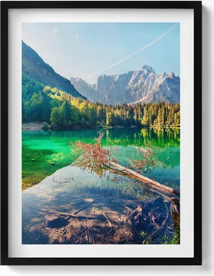 Produktbild von Landschaft eines Bergsees inmitten von Bäumen– Wandbild mit Rahmen – Gerahmtes Bild  – Wanddekoration – 60x80 cm –  Schwarz Rahmen