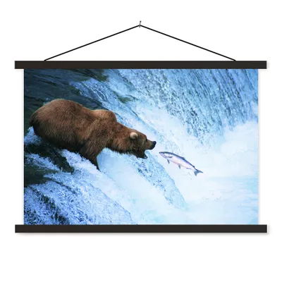 Produktbild von MuchoWow® Textilposter Bär - Fisch - Wasserfall 150x100 cm mit schwarzem Rahmen - Schlafzimmer