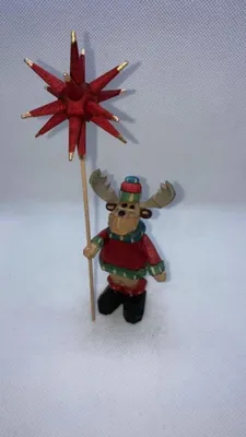 Produktbild von Holzfigur Elch mit Stern geschnitzt Höhe 9cm NEU