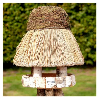 Produktbild von Vogelhaus Amrum mit Reetdach, Futterplatte aus naturbelassener Birke, 33 cm