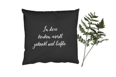 Produktbild von MuchoWow® Zierkissen Sofakissen Wohnzimmer Dekokissen 45x45 cm In dieser Küche wird mit Liebe gekocht - Kochen - Sprichwörter - Zitate - Liebe - Schlafpolster - Polster für das Sofa