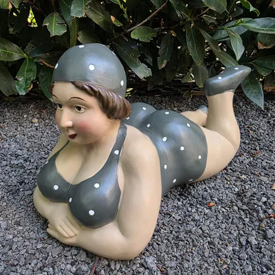 Produktbild von Gartenfigur liegende Badenixe Figur 39 cm grau