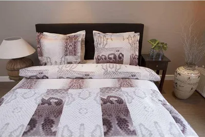 Produktbild von Bettwäsche Satin Francis 100% Baumwolle Lila Blumen Reißverschluss Heckett & Lane Bettbezug Kissenbezug Bettgarnitur glänzend edel waschbar n