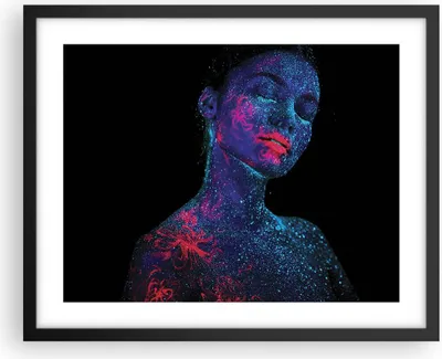 Produktbild von Gerahmtes Poster - Schwarzer Rahmen - Frau Ultraviolett Glitzer - 50x40 cm - Wand Bild - Wanddeko - Wandbilder - Kunstposter - Wandposter - Bilderrahmen - Bilder - Kunstdruck - P2BAA50x40-4527